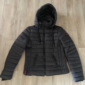 Vinter jacka  - Använt 3 gånger och helt nytt skick ! Pris kan diskuteras men väldigt varm och passform är bra ! 💞