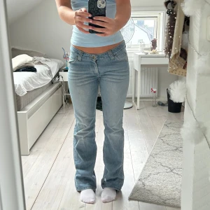 Lågmidjade bootcut jeans - Lågmidjade jeans från LEE Midjemått: 40 cm rakt över Innerbenslängd: 80 cm Står ej storleken men skulle sätta typ 36 eller W28