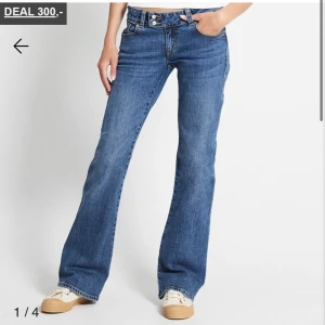 Jeans  - Säljer dessa oanvända jeans från Lager157! Köpta i augusti, men aldrig använda. Storlek Medium/Full Length. 