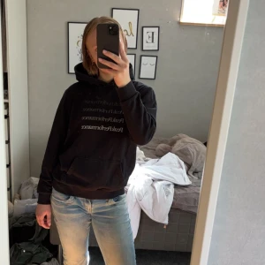 Peak performance hoodie - Säljer en peak performance hoodie, använd 1-2 gånger🩷 skriv för fler bilder!! Pris kan diskuteras