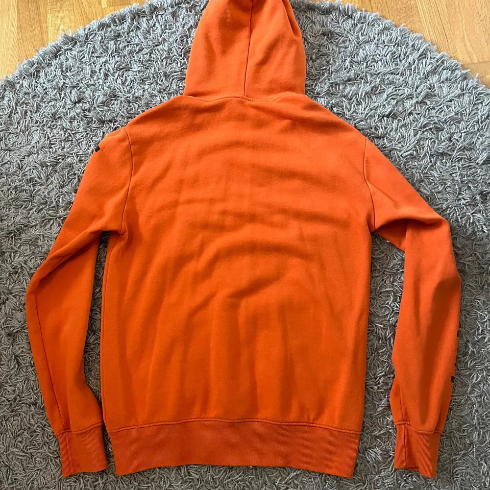 Säljer min orangea hoodie. Hoodien är i bra skick!  Pris kan diskuteras vid snabb affär.. Hoodies.