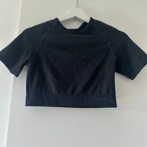 topp - Svart topp, tror den är köpt på H&M, ny! Strl M men passar även strl S. Säljs för 199kr 