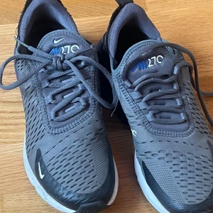 Nike 270 - Säljer nu ett par Nike 270 som knappt är använda. Storlek 40 