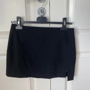 Minikjol - Svart kjol i storlek S från Pull & Bear. Aldrig använd utan några defekter.