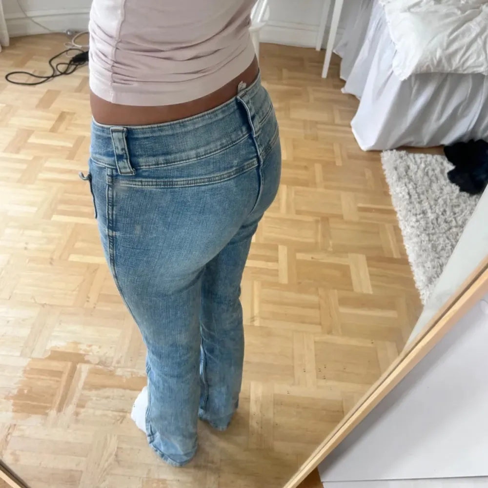 Super snygga jeans🩵🩵 två första bilderna är lånade, skriv för egna💋 midjemått är ca 34 cm men går att justera (se bild 3) och innerbenslängden är 75-76 cm🫰🏽 skriv gärna vid intresse!! . Jeans & Byxor.