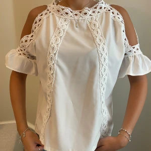 Blus med fina detaljer - Så fin. Inga defekter. 