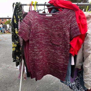 Kortärmad tjocktröja - En jätte fin tröja som tyvärr är förstor för mig har aldrig andvänd den är i storlek s men passar i som M