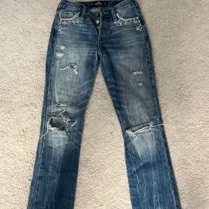 Hollister jeans med hål - Snygga jeans med hål från hollister! Storlek W24/L27, skulle säga att de motsvarar 32💕