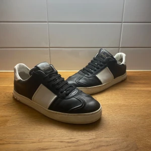 Valentino Flycrew - Storlek 41,5 MEN passar 42,5!  Riktigt feta och eftertraktade valentino flycrews som inte längre produceras😍 EN nit saknas och sulan har tappat lite färg, därav priset✅ vid minsta fråga/fundering tveka inte att höra av dig//legitsthlmresell