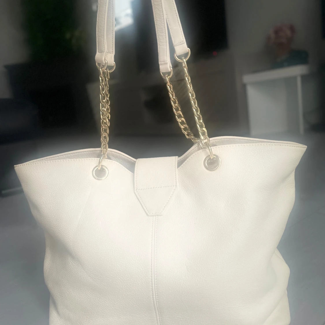Vit axelväska med kedjedetaljer - 2