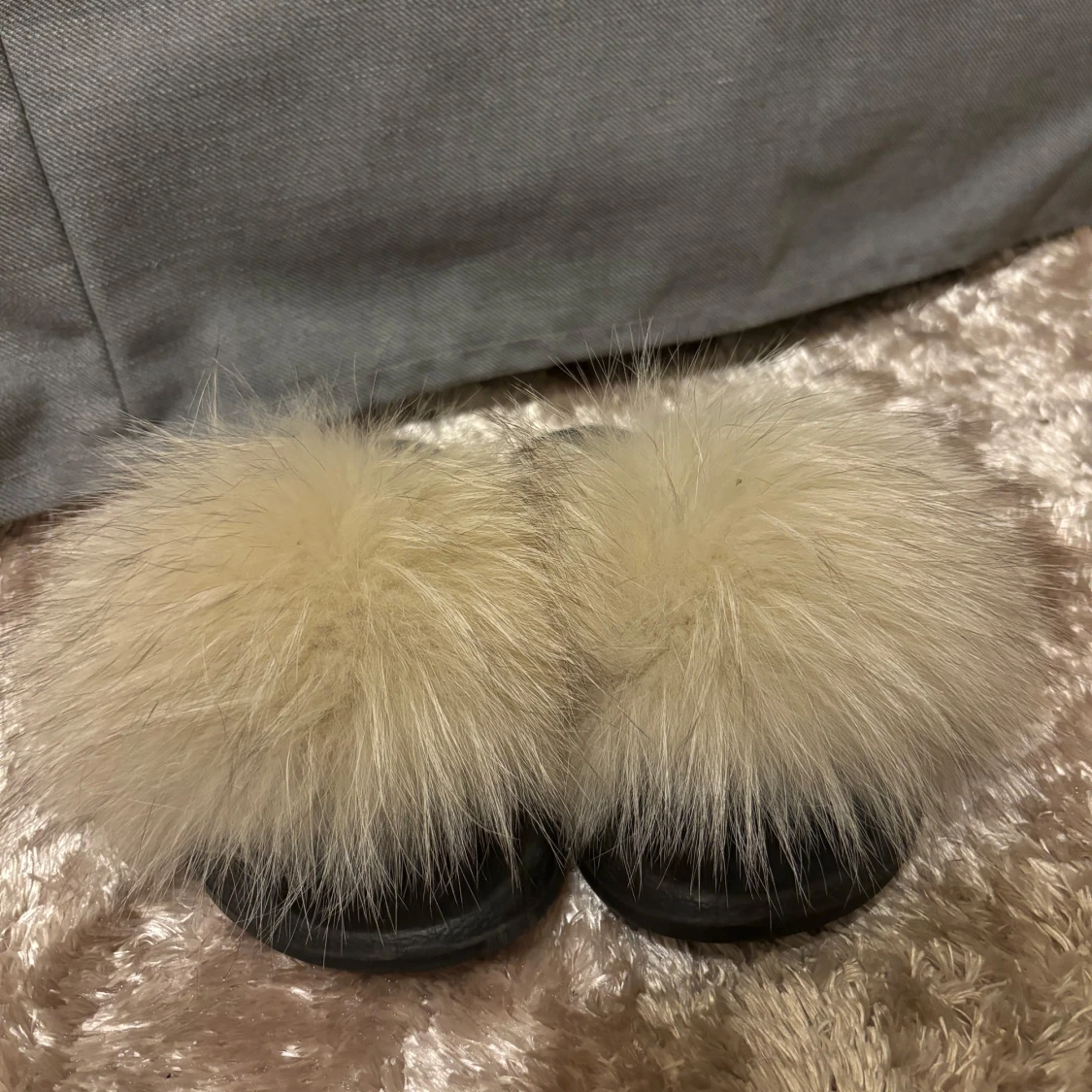 Svarta sandaler med beige päls - 1