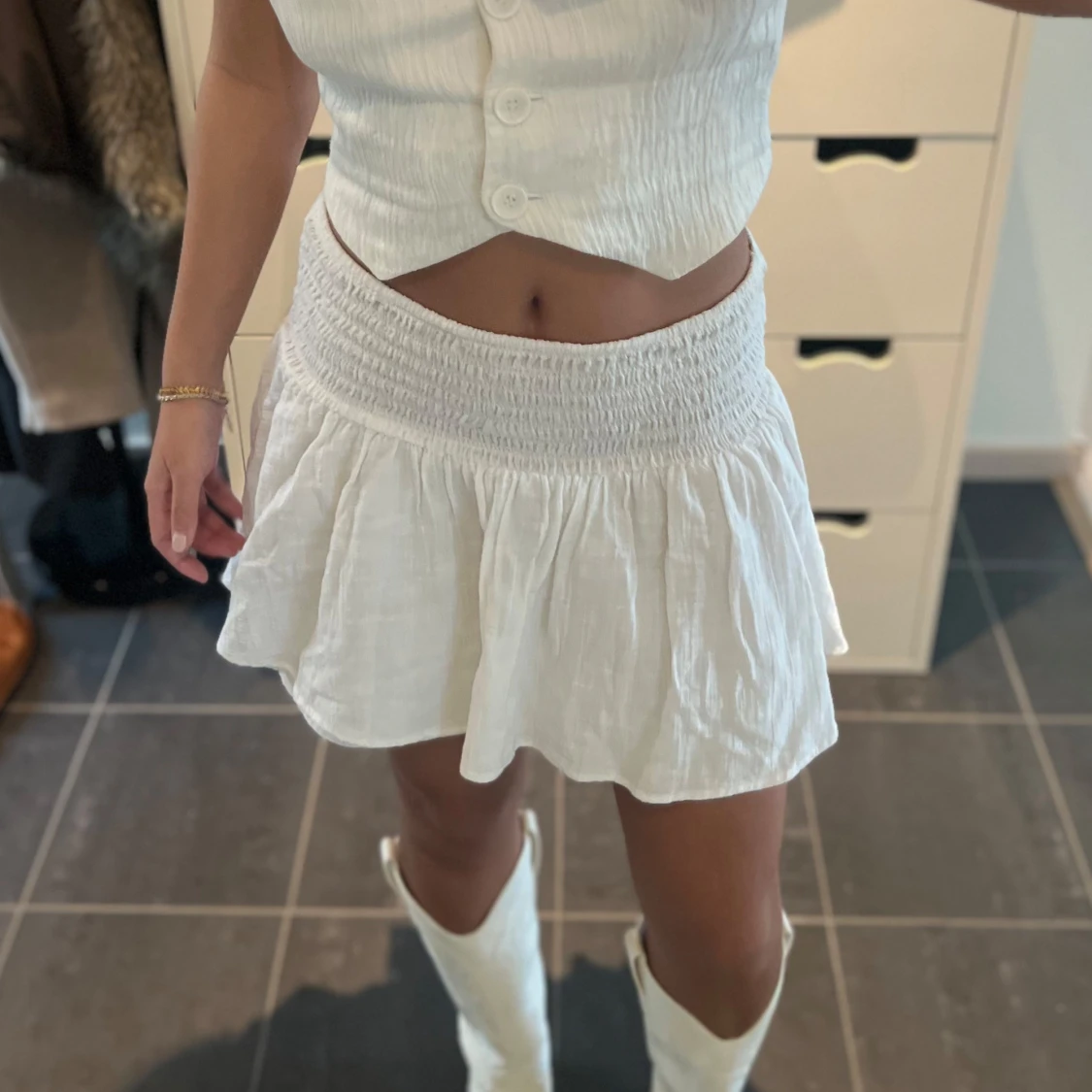 Vit kortkjol med volang - 1