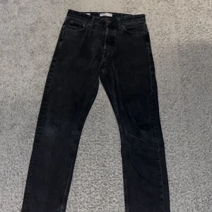  Jack & Jones jeans - Tja, säljer ett par snygga jack and jones jeans i storlek 27:30, anledningen till att jag säljer jeansen är pga de ej kommer till användning. Det är en gammal modell av loose Chris jeans som ej säljs längre, skicket är 8/10 inte några tecken på användning. Önskar er allt gott//Kevin