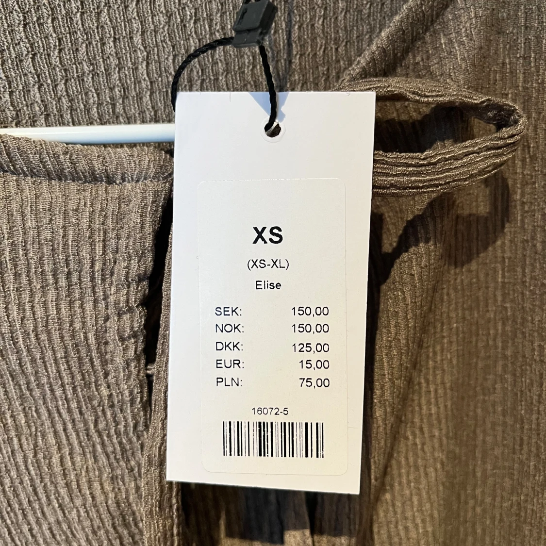 Brun ribbad blus med knytning - 2