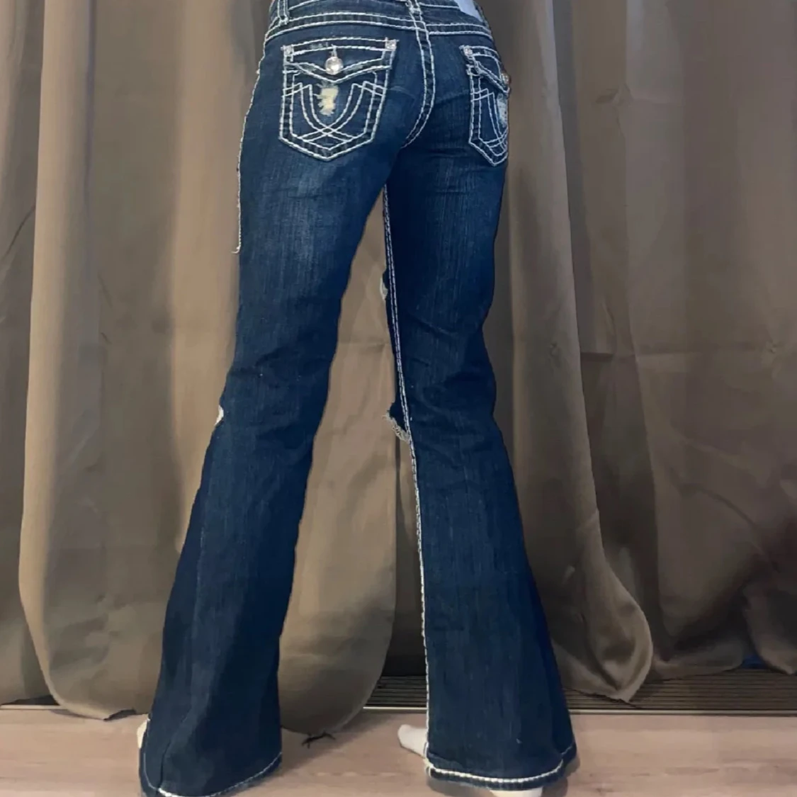 Mörkblå bootcut jeans med slitningar - 1