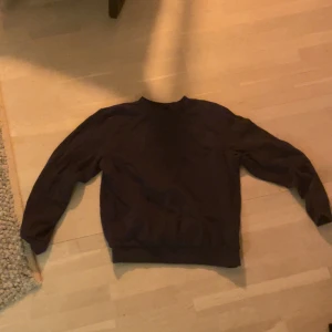 Svart tröja från Bonprix Collection - Säljer en enkel och stilren mörkblå tröja från Bonprix Collection. Tröjan har långa ärmar och en klassisk rund halsringning. Perfekt för en avslappnad look.