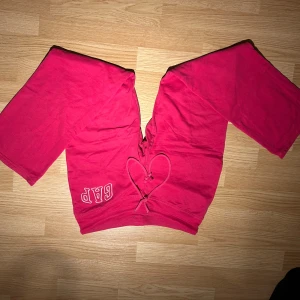 Rosa byxor från GAP - Säljer ett par rosa lågmidjade bootcut GAP mjukisar! Sjukt snygga också sköna! 🫶🏻🩷