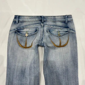 Lågmidjade bootcut jeans🤩 - Midja 40 cm rakt över plus stretch, gren 20 cm o innerben 73 cm💕Jae 169 o xs-s o håller in en del i midjan. Obs uppsydda av förra ägaren 