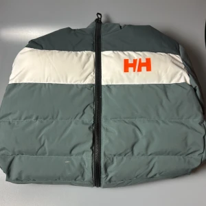 Grå pufferjacka från Helly Hansen - Säljer nu min helly hansen jacka som är i väldigt bra skick size 164/xs. Jackan är väldigt varm och perfekt för kyligare dagar, nypris ligger runt 2800