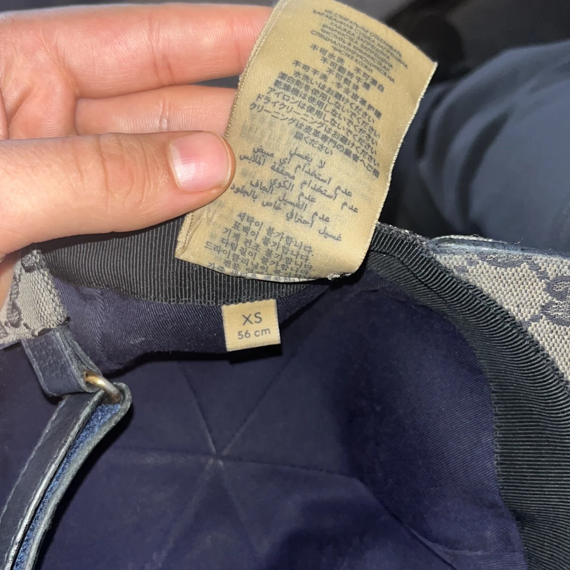 Grå mönstrad keps med justerbart spänne - 4