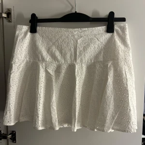 Vit kjol med broderade blommor - Säljer min vita kjol från hm pågrund av den inte kommer till användning, den är i storlek 44 men passar 42 också skulle jag säga. Priset kan diskuteras💕