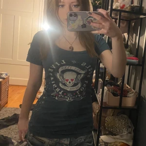 Snygg t-shirt - Jätte vacker t-shirt med nitar, sn döskalle med hjärtögon och med strechigt matreal som sitter med kroppen💕