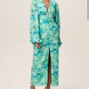 Grön blommig långklänning - SÖKER,M-L för kan du