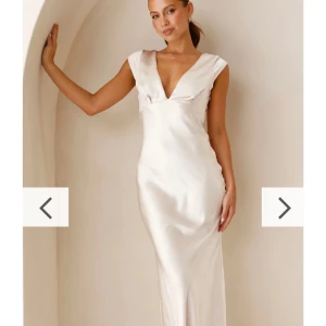 Champagne färgad långklänning i satin - Säljer min fina balklänning från Billy J i storlek 6. Passar mig som är xs-s. Aldrig använd, helt ny med prislapp. Säljer då jag hittat en annan. 💞