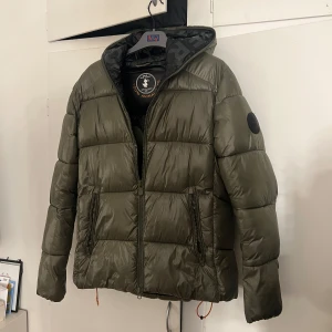 Save the Duck jacka - Save the Duck vinterjacka i den eftertraktade modellen Edgard. Den är i mycket fint skick, men små tecken på användning som knappast ens syns på bilderna! Nypris runt 3000kr! 