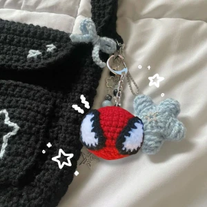 Peter Parker Spiderman nyckelring 🕸️♥️ - Virkad Peter Parker spiderman som kan hängas på väska/ nyckelring som dekoration! ✨ 💌 FRAKT 22kr via swish eller använd KÖP NU 💛 Postas inom 5 dagar ☺️