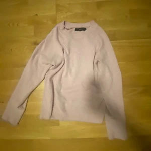 Ljusrosa tröja från Gina Tricot - Mysig ljusrosa tröja från Gina Tricot. Perfekt för kyligare dagar med sin mjuka och bekväma passform. Tröjan har långa ärmar och en enkel design som gör den lätt att matcha med olika outfits.