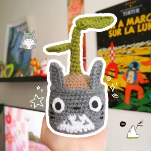 Totoro Planta Figur 🌱 - Supergullig handgjord virkad Totoro-figur med en liten grön planta som sticker upp från huvudet. Passar perfekt på hylla eller skrivbord hos ett Studio Ghibli fan! 💌 FRAKT 36kr via swish eller använd KÖP NU 🕊️ Postas inom 5 dagar efter betalning ☺️