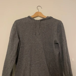 100% cashemere hoodie - Cashmere hoodie i mycket bra skick. 100% cashmere och köpt från sayless. Strlk M✅