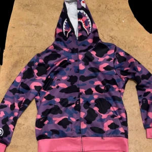 Bape kofta - Säljer en bape kofta storlek S köpte för 500 men säljer för 200