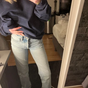 Ljusblå jeans - Säljer mina mid waist jeans från Zara i mycket bra skick, nypris 400kr