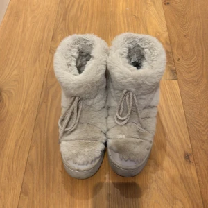Vinterskor  - Mysiga grå boots med pälsfoder och snörning. Perfekta för kalla dagar med en mjuk och varm insida.  Nästan som nya! Inga defekter 