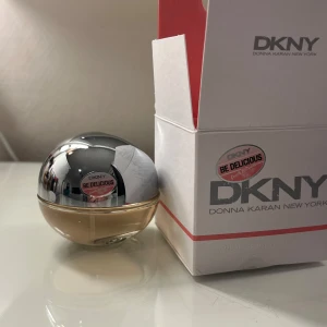 Parfym DKNY - DONNA KARAN DKNY Be Delicious Fresh Blossom, EdP, Helt ny parfym köpt för 799kr. 💗💗