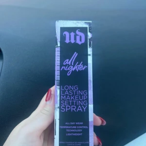 Urban Decay All Nighter Setting Spray - Säljer en Urban Decay All Nighter Long Lasting Makeup Setting Spray. Denna spray håller sminket på plats hela dagen med sin lätta formula och temperaturkontrollteknologi. Perfekt för att hålla looken fräsch och hållbar. Oanvänt 