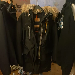 PARAJUMPER - Säljer nu min parajumper jacka som är för liten för mig det är ett litet hål i höger ficka i jacka då priser går ner! Priset kan diskuteras vid snabb affär. Dm för frågor!😁
