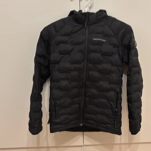 Svart pufferjacka från Peak Performance - Säljer en svart pufferjacka från Peak Performance för att jag växt ur den. Vid snabb förhandling kan priset diskuteras.