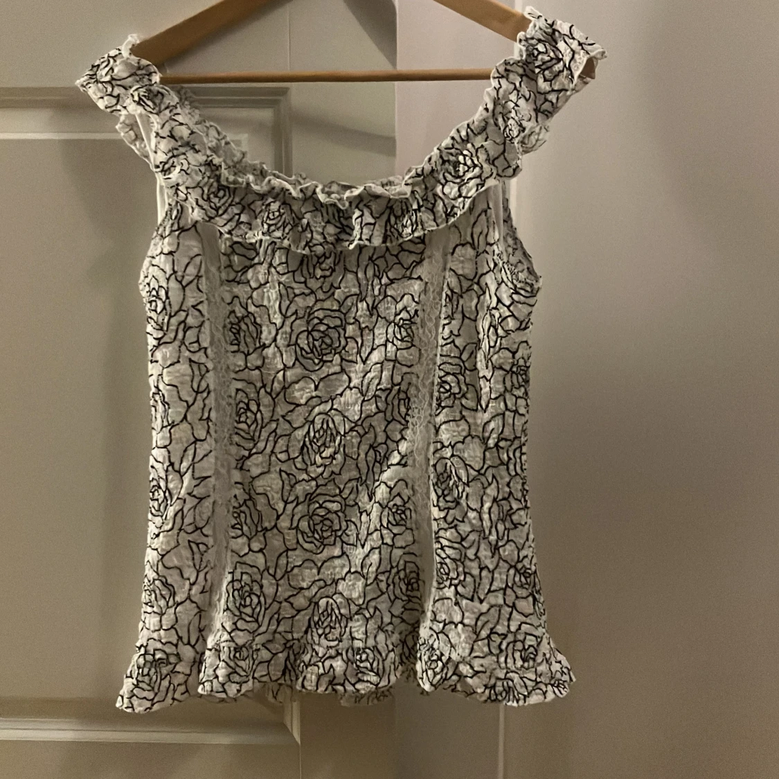 Blommig topp med volangdetaljer - 2