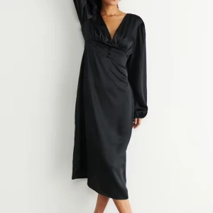 Svart satinklänning med knappar - Elegant svart långklänning med v-ringning och långa ärmar💕