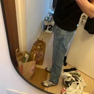 Levis jeans, 32/34 - Snygga blå jeans med en klassisk straight passform. De har en midwaist design och är perfekta för en avslappnad stil. Byxorna har en dragkedja och knappar framtill.