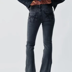 Svarta bootcut jeans - Snygga svarta bootcut jeans med låg midja Jeansen är inte använda och har lappen kvar, då jag beställde fel storlek. Bara skriv om ni har frågor eller vi se fler bilder❤️