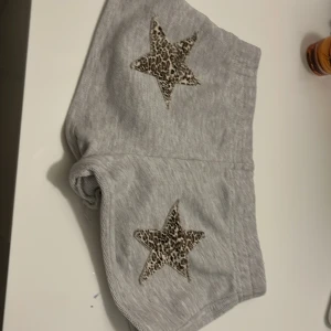 Grå shorts med leopardstjärnor från Subdued - Snygga grå shorts från Subdued med coola leopardmönstrade stjärnor på framsidan. Perfekta för en avslappnad stil. Tillverkade i mjukt material för extra komfort.