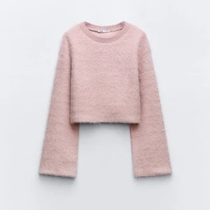 Rosa zara tröja - Säljer en supermjuk och fluffig rosa croppad tröja från Zara. Den har glittriga detaljer och har knappt används.