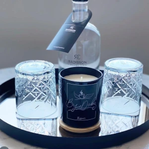 Doftljus från By Debz - Elegant doftljus från By Debz i en stilren behållare. Finns i flera färger som svart, vit och blå. Perfekt för att skapa en mysig atmosfär i hemmet. Ljusen kommer i en snygg presentförpackning.