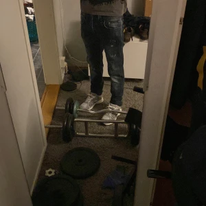  Philipp Plein jeans - Snygga blå jeans från Philipp Plein med slitna detaljer och en klassisk femficksdesign. Jeansen har en knappgylf och en läderpatch med logotyp på baksidan. Perfekta för en avslappnad stil. Skulle uppskatta att de är 31 eller 32 i längd 