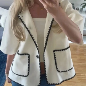 skit snygg kortärmad kappa - skit snygg kortärmad kappa från nakd, aldrig använd köpt på Vinted. postar samma dag. pris kan sänkas vid snabb affär💘