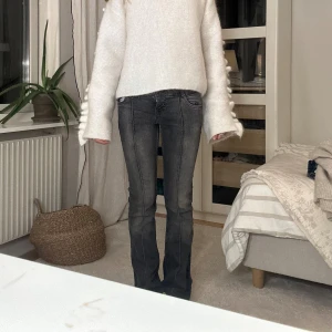 Grå bootcut jeans - Jätte fina gråa jeans från berschka jätte fint sick skriv om fler bilder eller mått💗